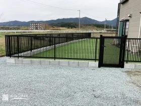 縦格子フェンスで、愛犬も安心のスタイリッシュドッグランに[施工後]