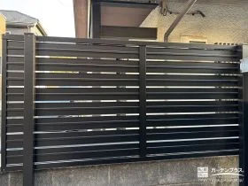ブラックのフェンスを設置しスタイリッシュに目隠しをした工事