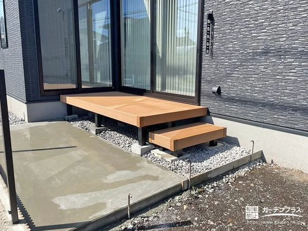 リビングからつながる、使い勝手のよいウッドデッキ空間