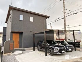 カラーで魅せる、建物と調和した統一感のある新築外構