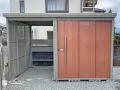 遊び心あるカラーで魅せる、駐輪兼用の頼れる物置スペース