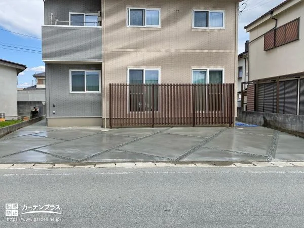 二方道路を活かす、動線と美観に配慮した駐車スペース