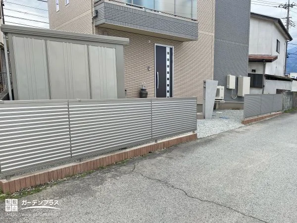 上下2方向が道路に面した敷地を活かす新築外構