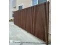 掃き出し窓前の目隠しをするスタイリッシュなスクリーンフェンス