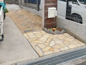 迎える印象が変わる乱形石で魅せるアプローチ[施工後]