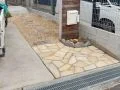 迎える印象が変わる乱形石で魅せるアプローチ