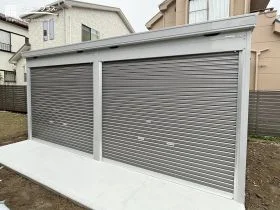 敷地全体を引き締める重厚感のあるガレージ[施工後]