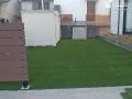 芝の緑が映える、のびのび遊べる人工芝のお庭