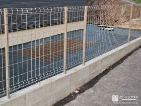 敷地境界の爽やかなメッシュフェンス[施工後]