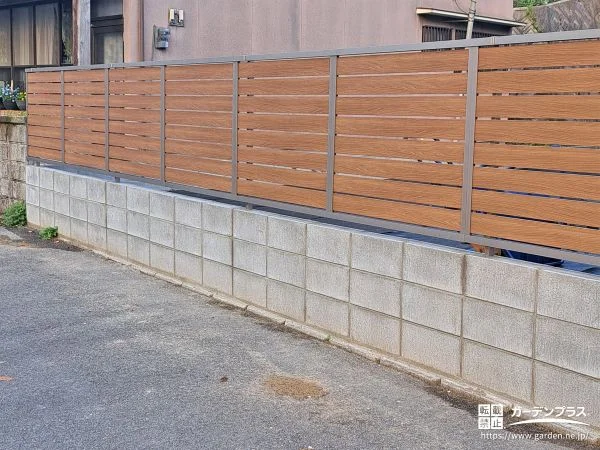 スリット入りで圧迫感を感じさせない目隠しフェンスの設置工事