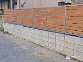 スリット入りで圧迫感を感じさせない目隠しフェンスの設置工事