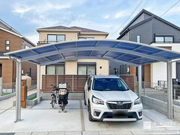 2台のお車を守る緩やかなカーブを描く屋根のカーポート設置工事