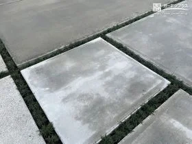 緑のラインが映える、やさしい印象の駐車スペースとアプローチ[施工後]