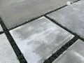 緑のラインが映える、やさしい印象の駐車スペースとアプローチ