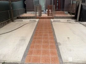 タイルとコンクリートの調和でつくる快適な駐車スペース工事