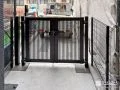 ワンちゃんの飛び出しを防止するメッシュフェンス