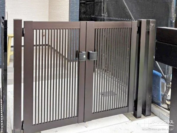 ワンちゃんに優しくご家族で使いやすい玄関周りに仕上げた工事