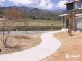 ゆるやかな曲線がつなぐ、季節のうつろいを感じるアプローチ