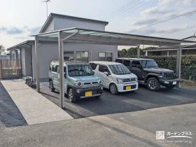 間口の広い3台用のカーポートが暮らしを支える外構工事