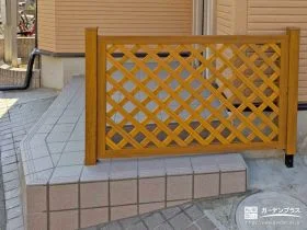 目隠しフェンスとタイルを交換し玄関前を生まれ変わらせた工事