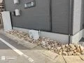 敷地の境界をやわらかく区切るアクセントにもなるロックガーデン