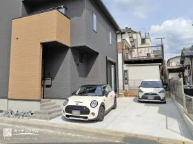 さりげないロックガーデンが引き立つナチュラルテイストの新築外構