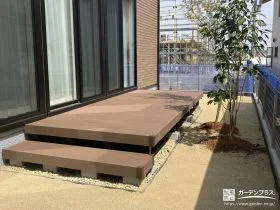 お庭との出入りがしやすい段床付きのウッドデッキ設置工事