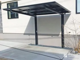 フラット屋根がスタイリッシュな印象のサイクルポート[施工後]