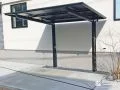 フラット屋根がスタイリッシュな印象のサイクルポート