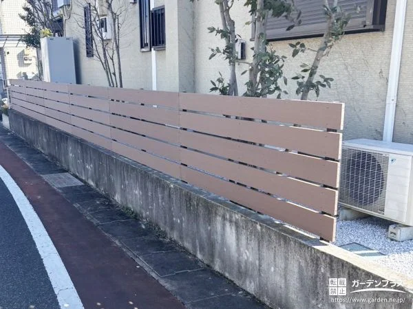 木製フェンスを新しい樹脂フェンスに取り替えすっきりさせた工事