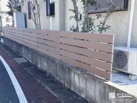 木製フェンスを新しい樹脂フェンスに取り替えすっきりさせた工事