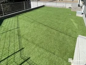 緑鮮やかな人工芝と明るいホワイトの砂利で使い勝手を高めた工事