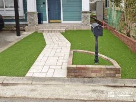 人工芝で鮮やかな緑をプラスした玄関アプローチ[施工後]