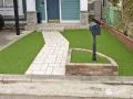 人工芝で鮮やかな緑をプラスした玄関アプローチ