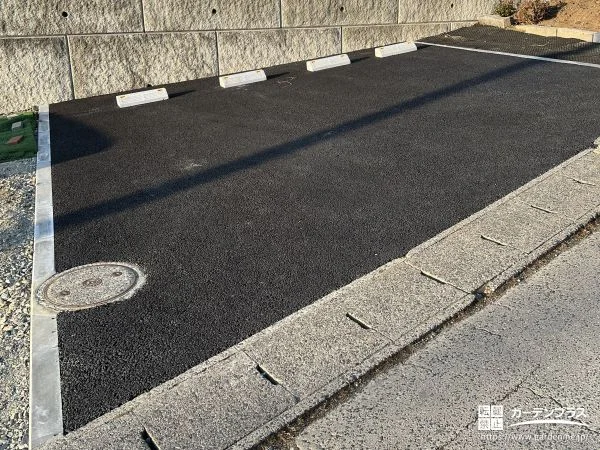 アスファルトと人工芝でメリハリをつけた実用的な外構工事