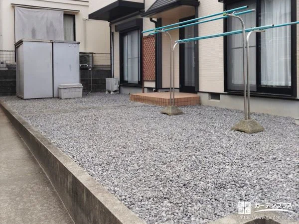 お住まいの周り全体に砂利を敷き景観も高めた雑草対策工事