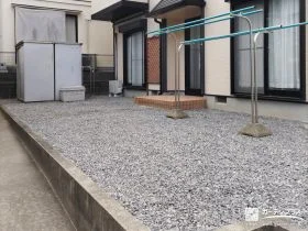 お住まいの周り全体に砂利を敷き景観も高めた雑草対策工事