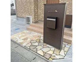 クラシカルな佇まいに映える、ブラウンのシックな門柱[施工後]