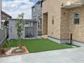 家族の時間が広がる、やさしい人工芝の庭空間