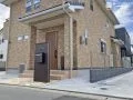 落ち着いたブラウンの門柱が住まいのアクセントになる新築外構