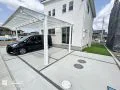 白い邸宅に映える、明るく洗練された駐車まわり