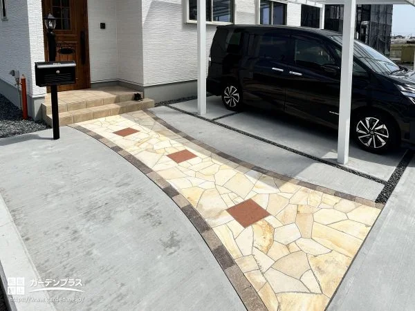 広がりを感じるデザインアプローチで、華やかな門まわりに