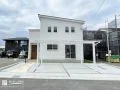 真っ白なお住まいを引き立てる清潔感のある外構