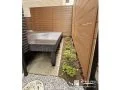 プライバシーを守りながら、木調フェンスでぬくもりある空間に