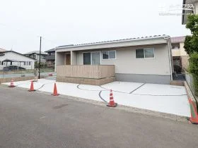 曲線がやさしく迎える、ナチュラルテイストの駐車スペース[施工後]