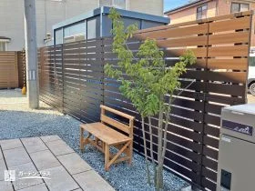 やわらかな木目調フェンスで、庭時間がもっと心地よく[施工後]