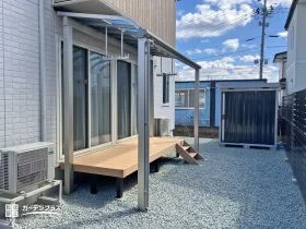 暮らし広がるウッドデッキとテラス屋根のある庭リフォーム工事