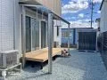 暮らし広がるウッドデッキとテラス屋根のある庭リフォーム工事