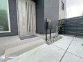 シマトネリコが涼やかな玄関まわり