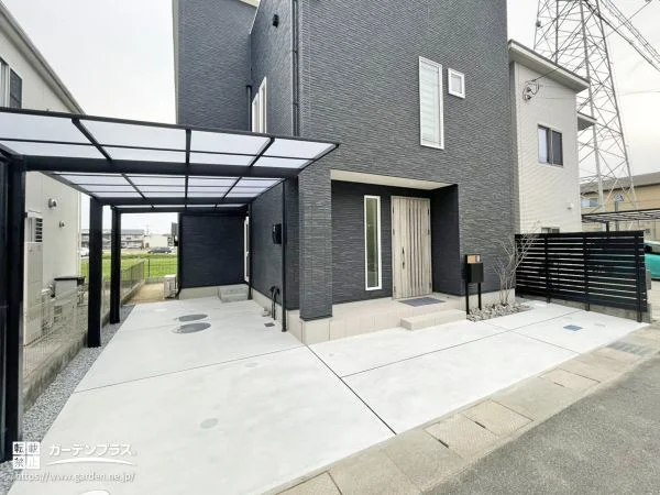 木調の差し色が引き立つモノトーンにまとめた新築外構